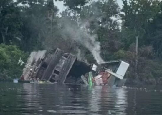 Incendio-em-barco-no-Amazonas