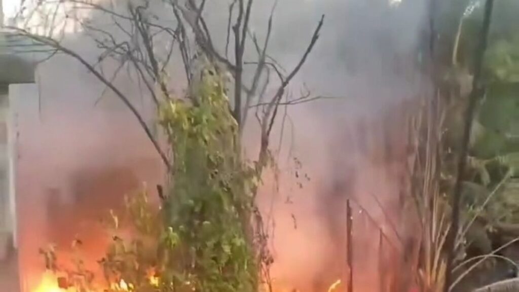 Incêndio em grande proporções destrói casa na zona Leste