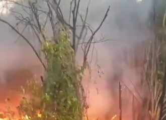 Incêndio em grande proporções destrói casa na zona Leste