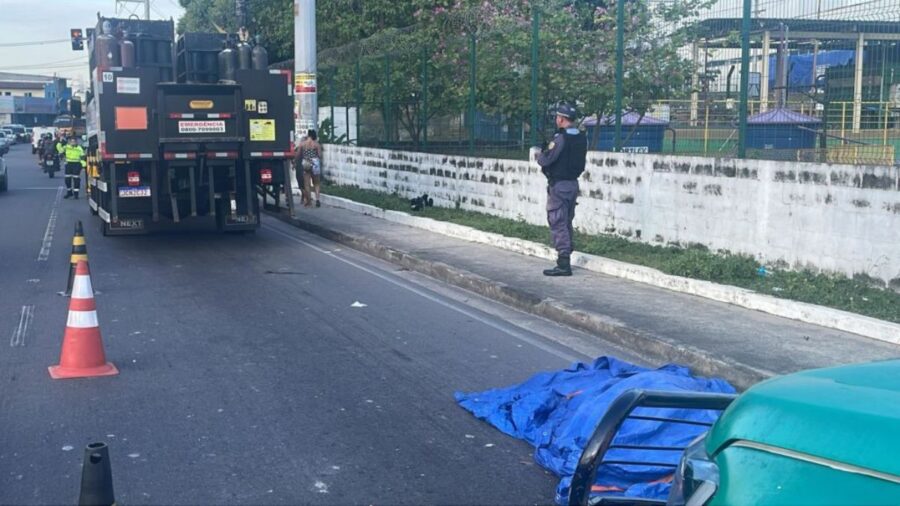 Jovem tem cabeça esmagada por caminhão em Manaus