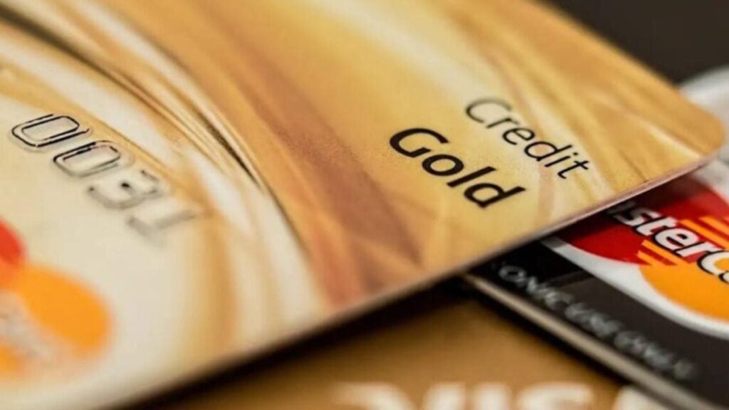 Juros do cartão de crédito sobem 429,5% ao ano em junho