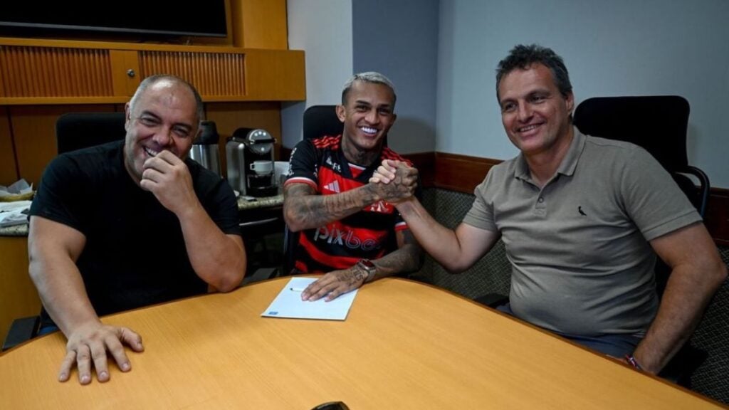 Flamengo e Wesley renovam vínculo - Foto: @flamengo