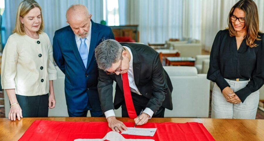 Randolfe assina filiação ao PT ao lado de Lula