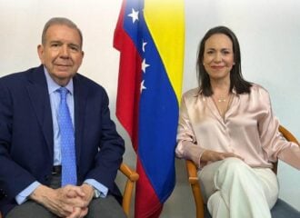 Candidato Edmundo González Urrutia ao lado de María Corina Machado, opositores de Maduro, às vésperas das eleições na Venezuela.