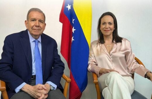Candidato Edmundo González Urrutia ao lado de María Corina Machado, opositores de Maduro, às vésperas das eleições na Venezuela.