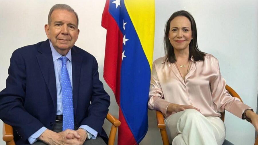 Candidato Edmundo González Urrutia ao lado de María Corina Machado, opositores de Maduro, às vésperas das eleições na Venezuela.