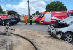 Colisão entre Corola e HR-V causa capotamento no bairro Paraviana (Foto: Marília Mesquita/FolhaBV)