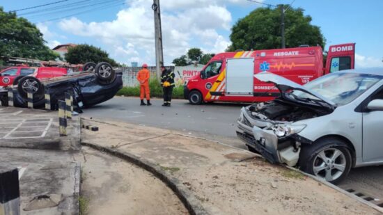 Colisão entre Corola e HR-V causa capotamento no bairro Paraviana (Foto: Marília Mesquita/FolhaBV)