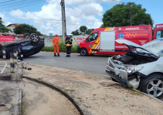 Colisão entre Corola e HR-V causa capotamento no bairro Paraviana (Foto: Marília Mesquita/FolhaBV)