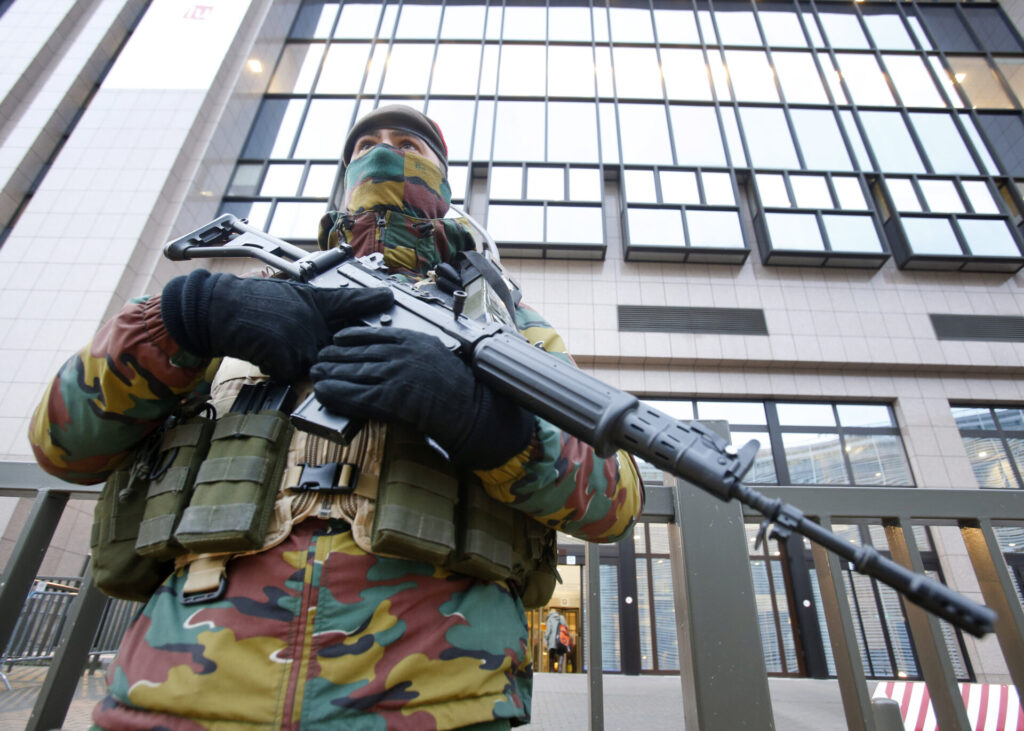 Ameaça de atentado: imagem de 2015 mostra oficial da polícia belga protegendo edifício da Comissão Europeia, em Bruxelas - Foto: Michael Probst/Associated Press/Agência Estado