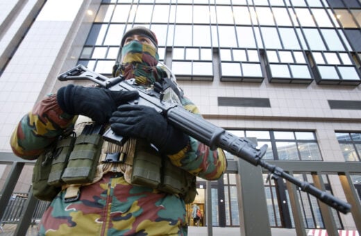 Ameaça de atentado: imagem de 2015 mostra oficial da polícia belga protegendo edifício da Comissão Europeia, em Bruxelas - Foto: Michael Probst/Associated Press/Agência Estado