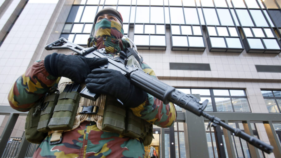 Ameaça de atentado: imagem de 2015 mostra oficial da polícia belga protegendo edifício da Comissão Europeia, em Bruxelas - Foto: Michael Probst/Associated Press/Agência Estado