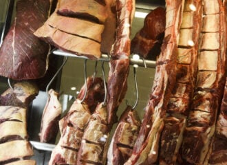 Relatório da regulamentação da reforma tributária não incluiu a isenção total das carnes.
