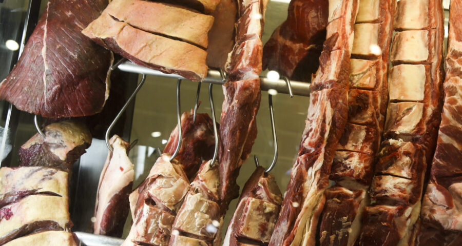 Relatório da regulamentação da reforma tributária não incluiu a isenção total das carnes.