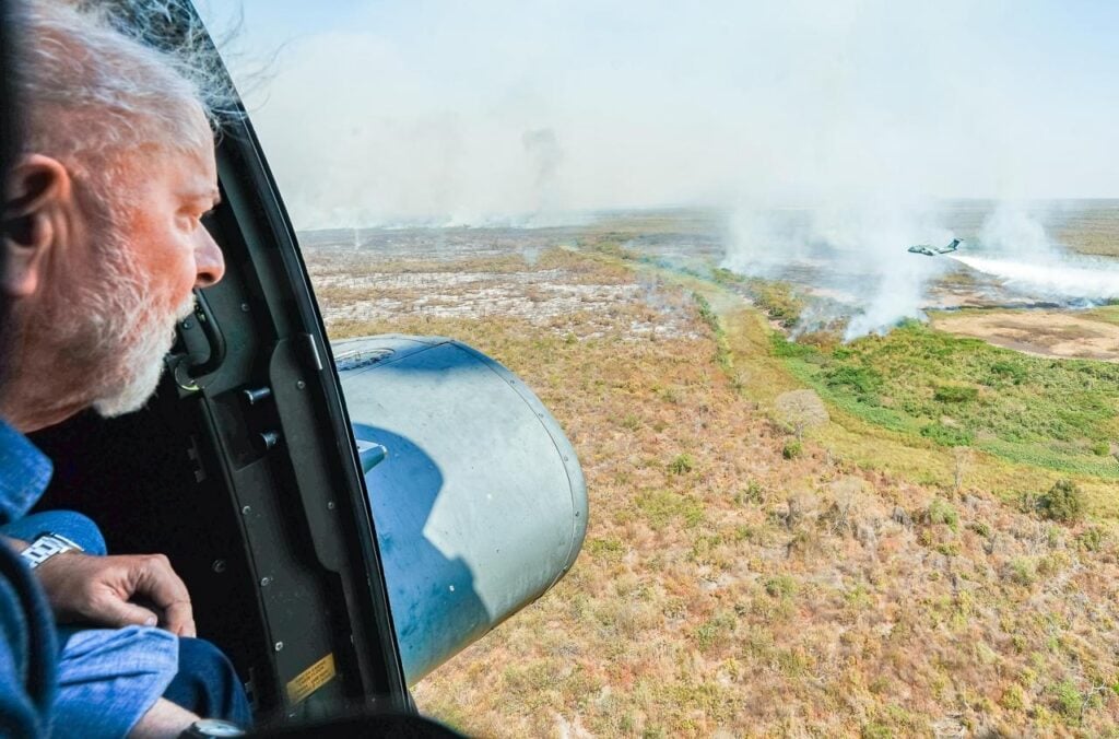 Lula sobrevoa áreas devastadas por incêndios no Pantanal.