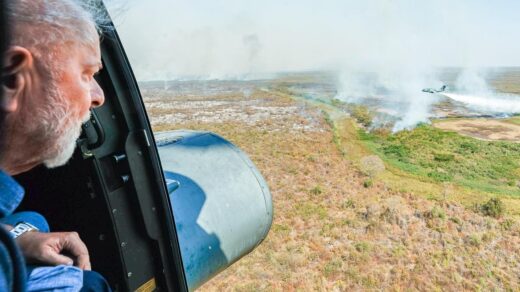 Lula sobrevoa áreas devastadas por incêndios no Pantanal.