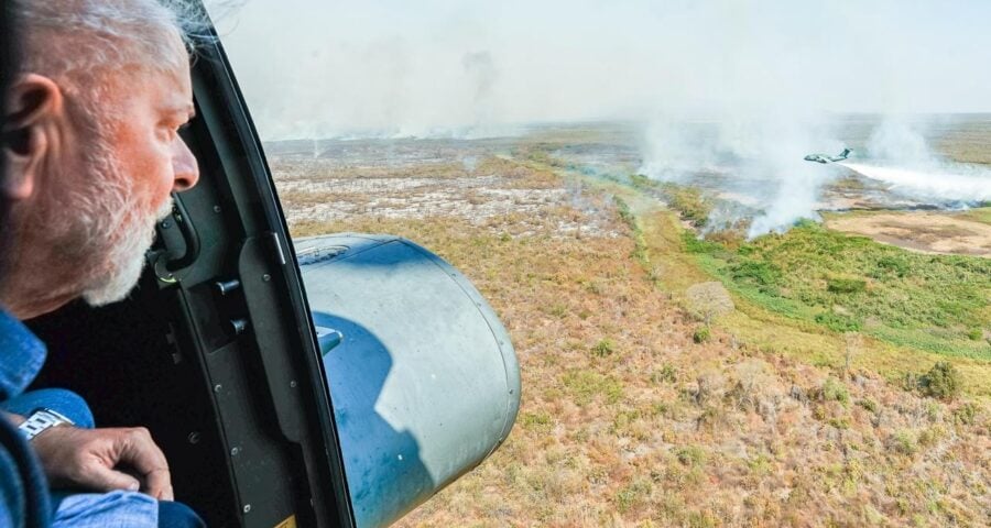Lula sobrevoa áreas devastadas por incêndios no Pantanal.