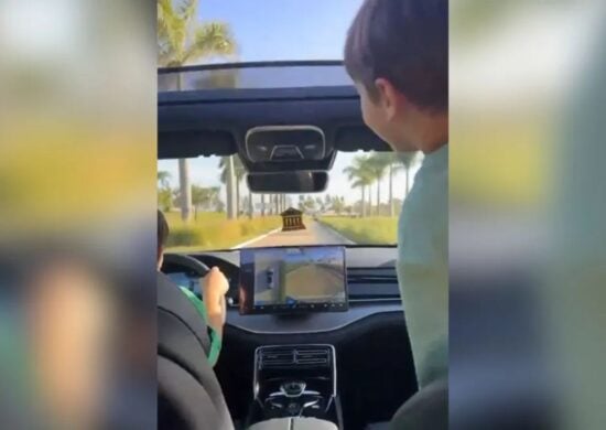 Filho de Gusttavo Lima dirige carro ao lado do irmão em vídeo. Imagem: Reprodução/X
