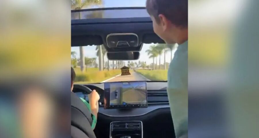 Filho de Gusttavo Lima dirige carro ao lado do irmão em vídeo. Imagem: Reprodução/X