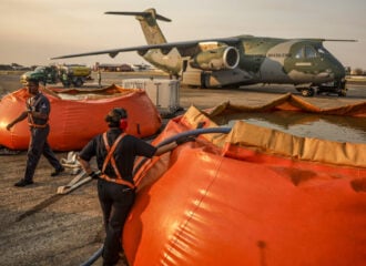 A aeronave KC-390 Millennium é abaestecida com 12 mil litros de água para combater os incêndios no Pantanal.