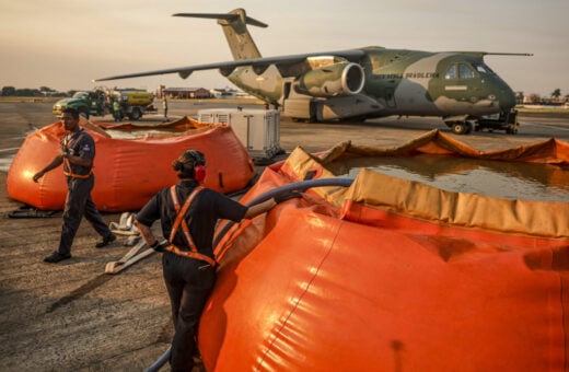 A aeronave KC-390 Millennium é abaestecida com 12 mil litros de água para combater os incêndios no Pantanal.