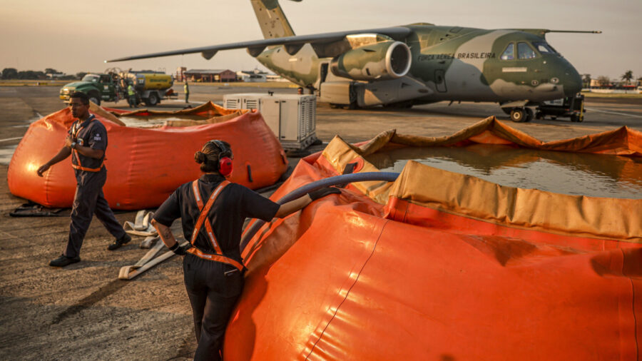 A aeronave KC-390 Millennium é abaestecida com 12 mil litros de água para combater os incêndios no Pantanal.