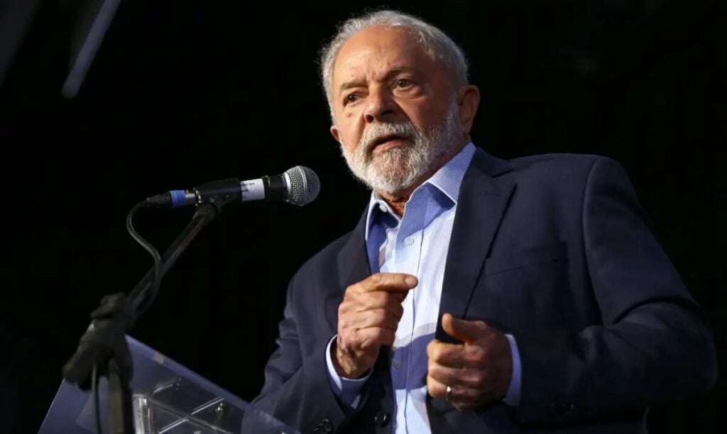 Lula é melhor do que Bolsonaro para 41% dos brasileiros, diz pesquisa.