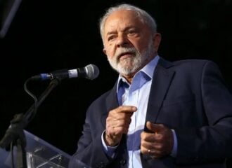 Lula é melhor do que Bolsonaro para 41% dos brasileiros, diz pesquisa.