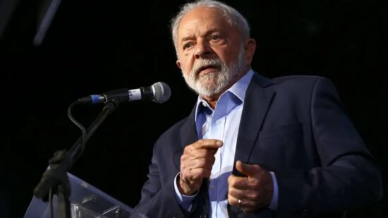 Lula é melhor do que Bolsonaro para 41% dos brasileiros, diz pesquisa.