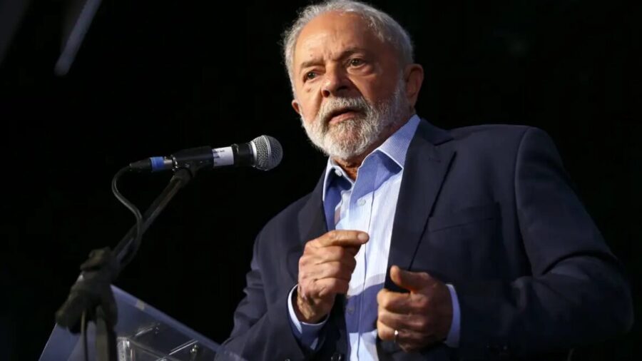 Lula é melhor do que Bolsonaro para 41% dos brasileiros, diz pesquisa.