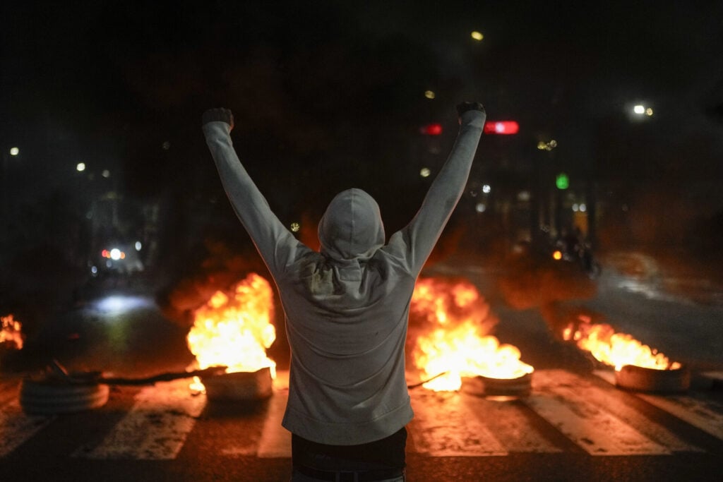 Protestos e mortes marcam semana após resultado da eleição na Venezuela - Foto: Matias Delacroix/Associated Press/Estadão Conteúdo