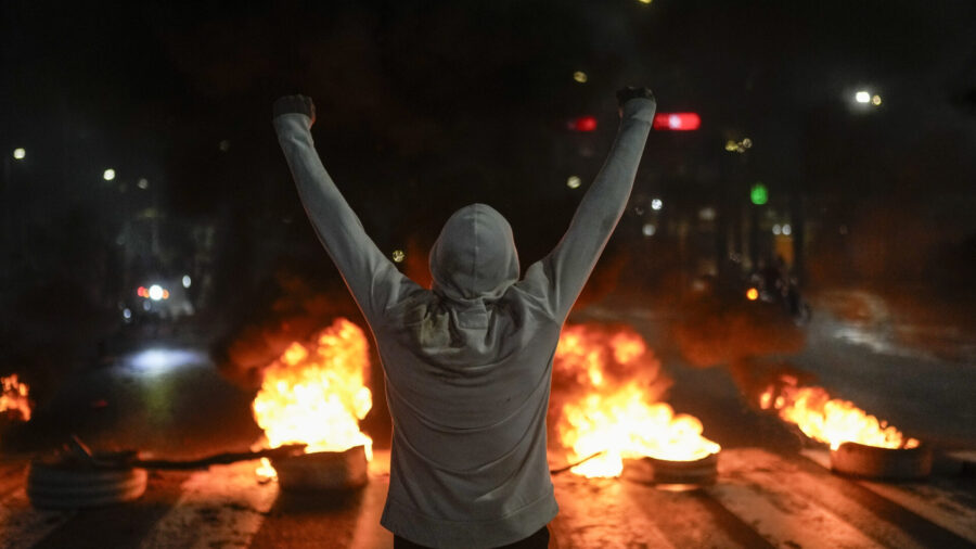 Protestos e mortes marcam semana após resultado da eleição na Venezuela - Foto: Matias Delacroix/Associated Press/Estadão Conteúdo