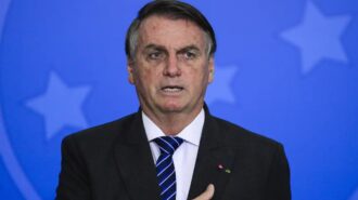 PF diz que Bolsonaro não mostrou cartão de vacina ao entrar nos EUA.