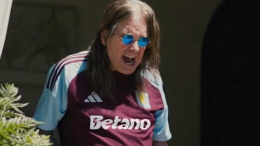 Ozzy Osbourne com uniforme do Aston Villa - Foto: Reprodução/Twitter @avfcofficial