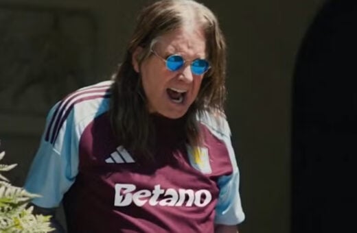 Ozzy Osbourne com uniforme do Aston Villa - Foto: Reprodução/Twitter @avfcofficial