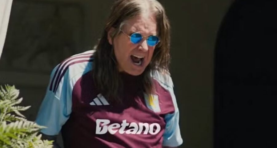 Ozzy Osbourne com uniforme do Aston Villa - Foto: Reprodução/Twitter @avfcofficial
