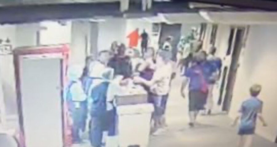 Imagens de monitoramento mostram presidente do Corinthians agredindo torcedor. Imagem: Reprodução/X