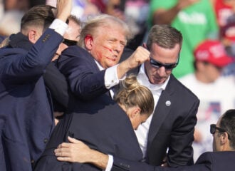 Trump escapa de atirador e é visto com sangue no rosto e na orelha ao ser conduzido por agentes do Serviço Secreto - Foto: Gene J. Puskar/Associated Press/Estadão Conteúdo