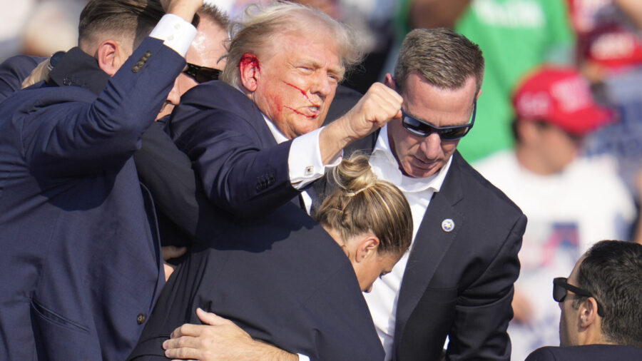 Trump escapa de atirador e é visto com sangue no rosto e na orelha ao ser conduzido por agentes do Serviço Secreto - Foto: Gene J. Puskar/Associated Press/Estadão Conteúdo