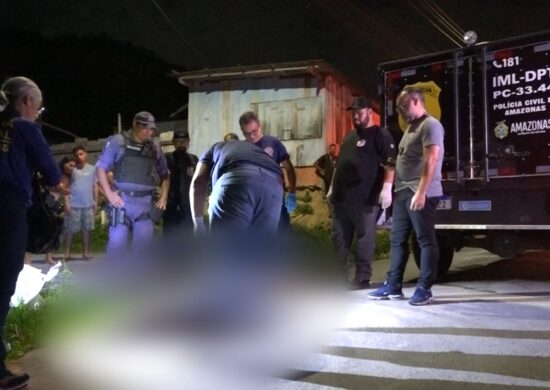 Corpo de homem é jogado de carro na Zona Leste de Manaus. Foto: Reprodução/TV Norte Amazonas.