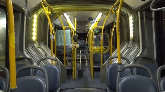 Ônibus da linha 652 foi novamente alvo de assaltantes armados com facas e revólveres. Foto: Reprodução/TV Norte Amazonas.