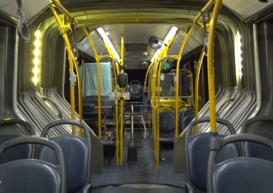 Ônibus da linha 652 foi novamente alvo de assaltantes armados com facas e revólveres. Foto: Reprodução/TV Norte Amazonas.