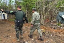 Policiais combatem garimpo nas Terra Yanomami.