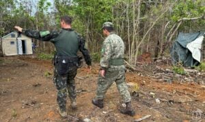 Policiais combatem garimpo nas Terra Yanomami.