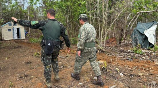 Policiais combatem garimpo nas Terra Yanomami.