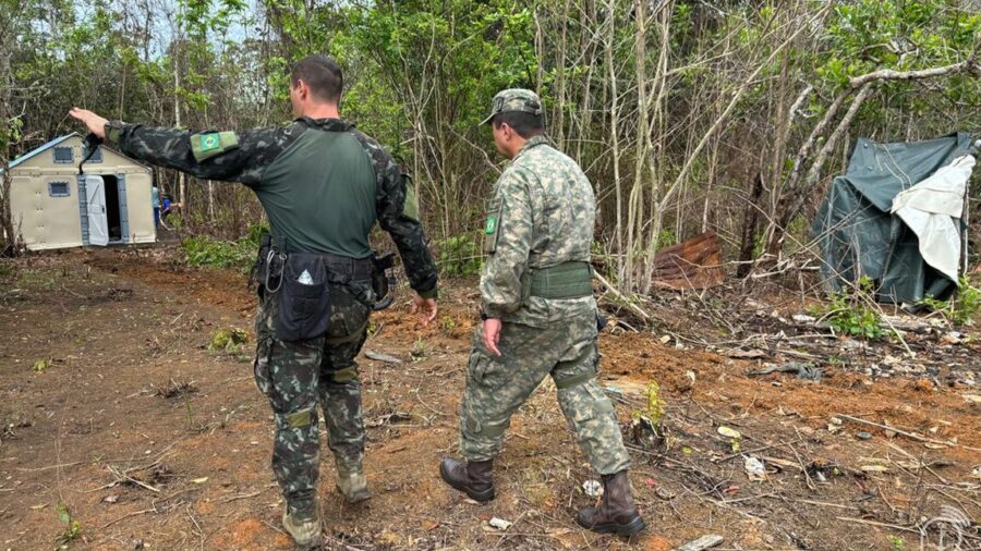 Policiais combatem garimpo nas Terra Yanomami.