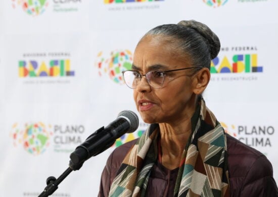 Ministra Marina Silva fala sobre incêndios florestais em entrevista coletiva.