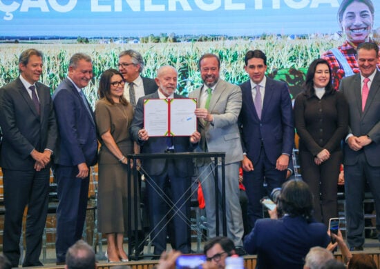 Governo lança Política Nacional de Transição Energética e fornecerá botijões de gás para 20 milhões de famílias.