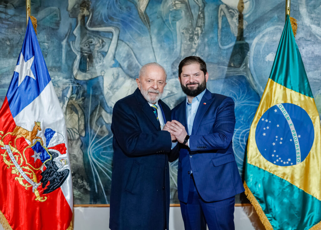 Em viagem ao Chile, Lula fecha 19 acordos bilaterais.