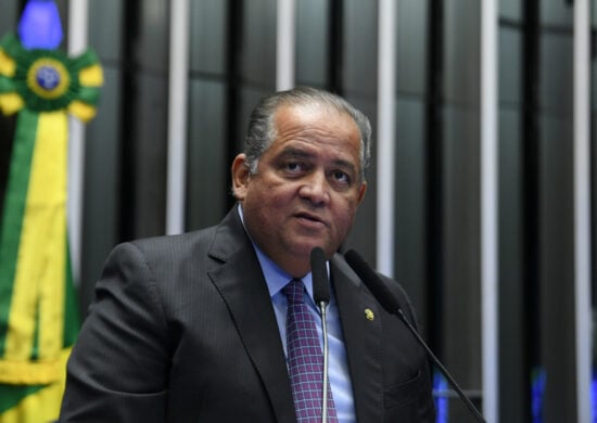 À tribuna, em discurso, senador tocantinense Eduardo Gomes defende governador do Tocantins. Foto: Marcos Oliveira/Agência Senado